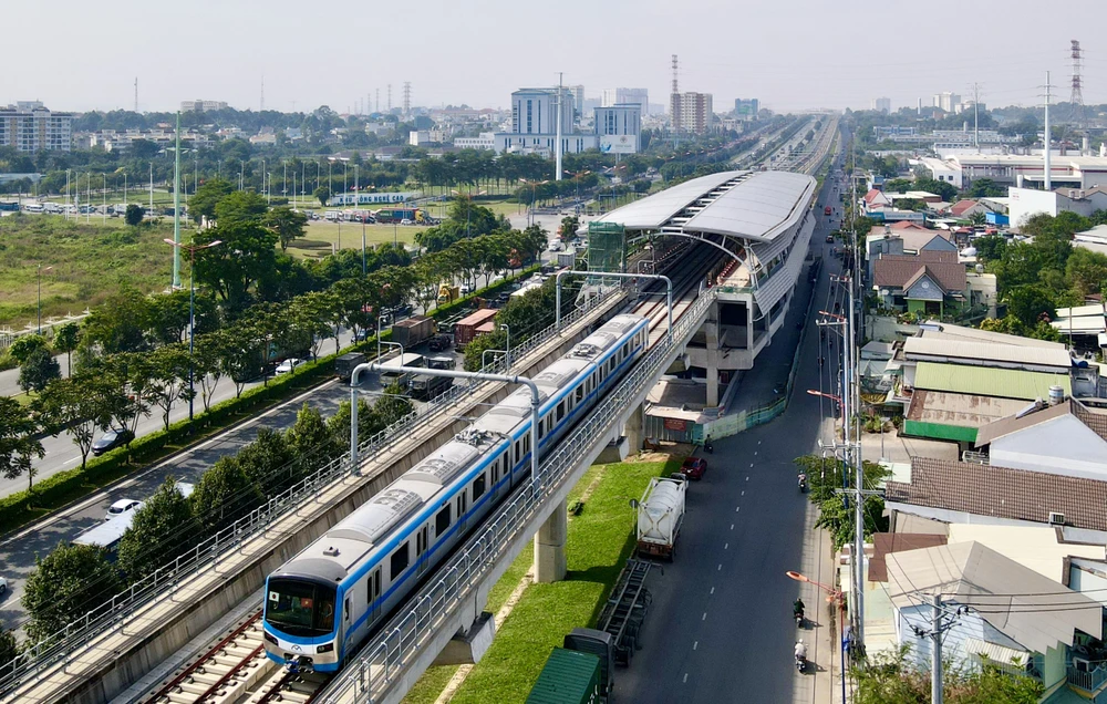 Ngày 21-12, tuyến metro số 1 tiến hành chạy thử từ ga Suối Tiên đến ga Bình Thái. Ảnh: BẢO PHƯƠNG