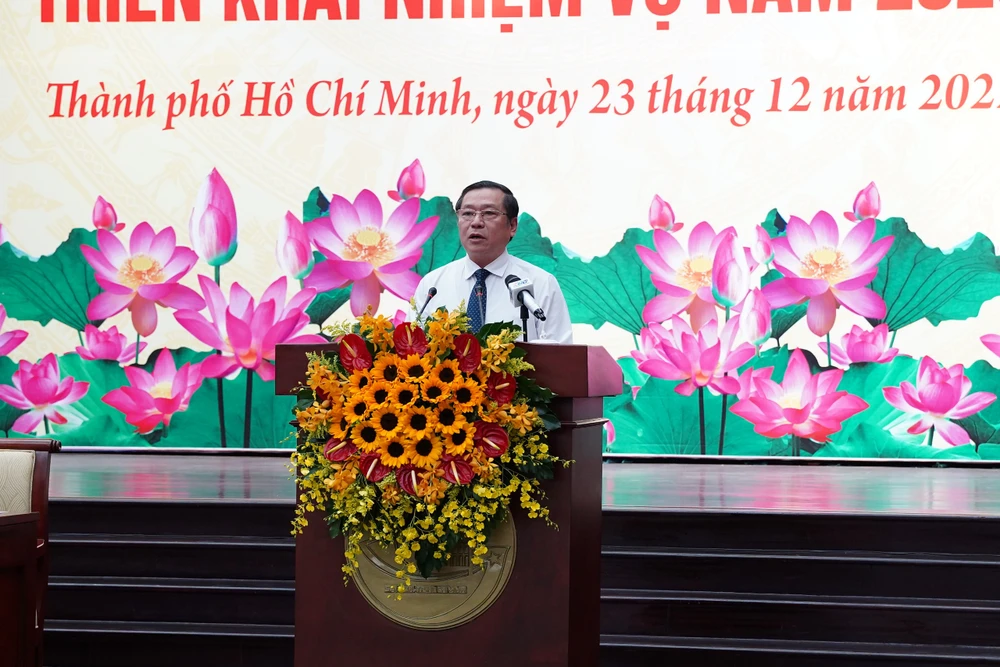 Ông Lại Xuân Môn, Phó Trưởng ban Thường trực Ban Tuyên giáo Trung ương, báo cáo tại hội nghị. Ảnh: BẢO PHƯƠNG