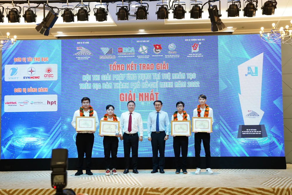 Tại hội thảo, Phó Chủ tịch Dương Anh Đức và Giám đốc Sở TT&amp;TT TP.HCM Lâm Đình Thắng đã trao giải Hội thi giải pháp ứng dụng trí tuệ nhân tạo trên địa bàn TP.HCM năm 2022. Ảnh: BẢO PHƯƠNG