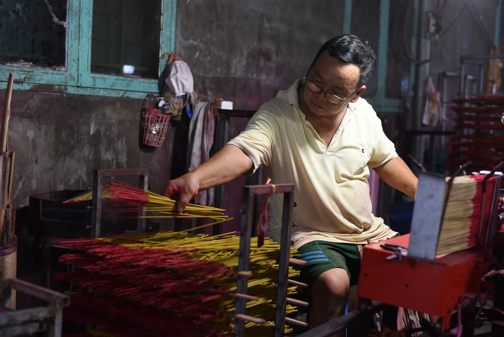 Xưởng của chị Thúy có diện tích hơn 5000m2 với hơn 30 nhân công liên tục làm việc ngày đêm. Đa số công nhân tại đây là người dân từ các tỉnh miền Tây lên làm thời vụ dịp Tết. Theo chị Thúy, năm nay số lượng đơn đặt hàng gần như giảm một nửa so với năm ngoái. Trong khi giá nguyên liệu đầu vào cao, nhưng giá bán ra không thay đổi.