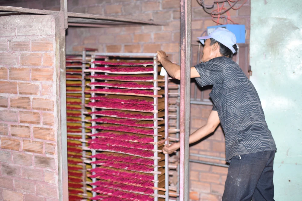 Nhiều hộ gia đình sản xuất quy mô lớn, đầu tư máy sấy nhang để không phụ thuộc vào thời tiết.