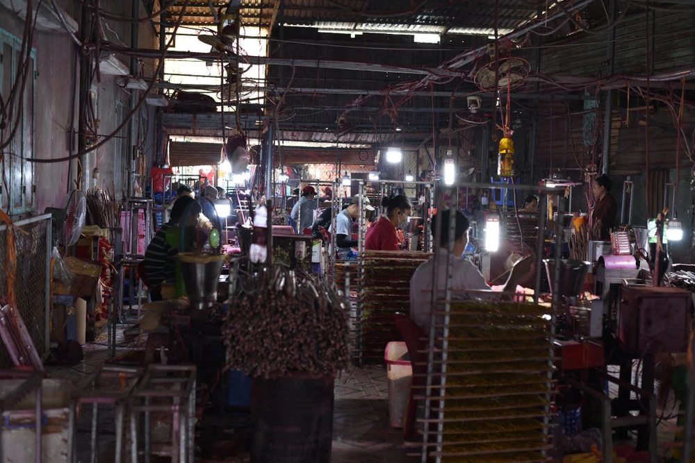 Trải qua thời gian dài, đến nay các hộ làm nhang tại xã Lê Minh Xuân cũng dần thưa thớt. Trong đó, xưởng làm nhang của chị Nguyễn Cát Bụi Thúy được xem là xưởng nhang lớn nhất ở đây.