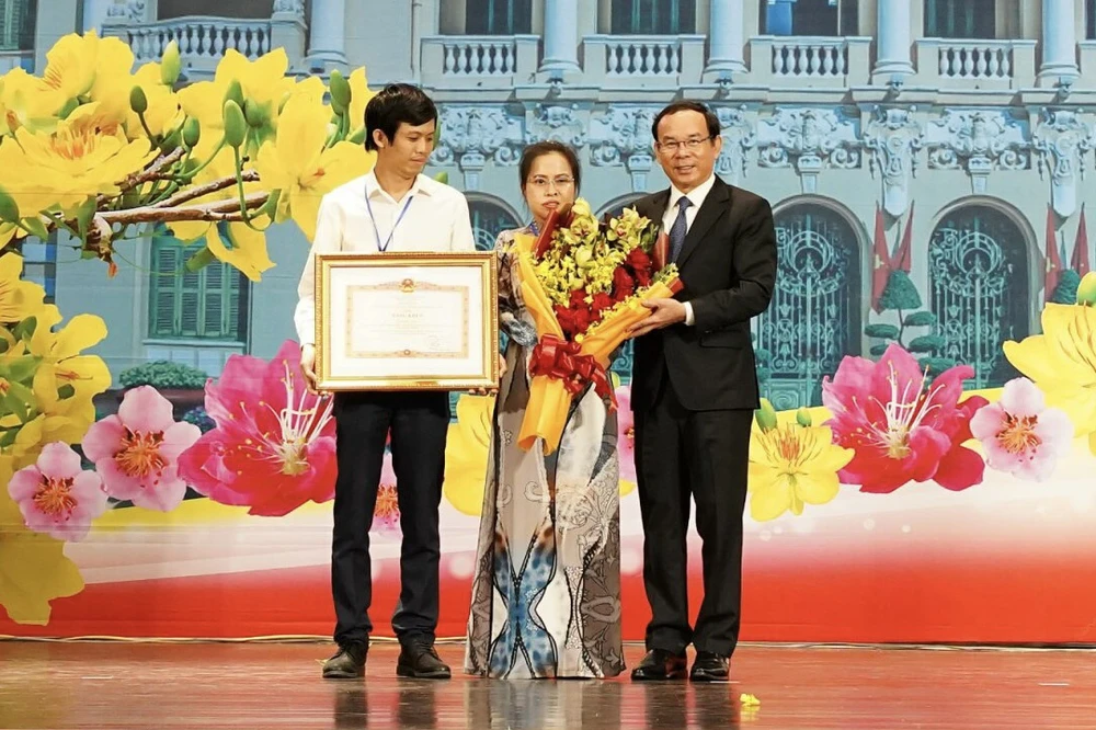 Dịp này, bà Lê Thị Mỹ Châu, kiều bào Hoa Kỳ, Chủ tịch Công ty Vinafirst được nhận Bằng khen Thủ tướng Chính phủ về thành tích xuất sắc trong công tác phòng chống dịch COVID-19 trong thời gian qua.