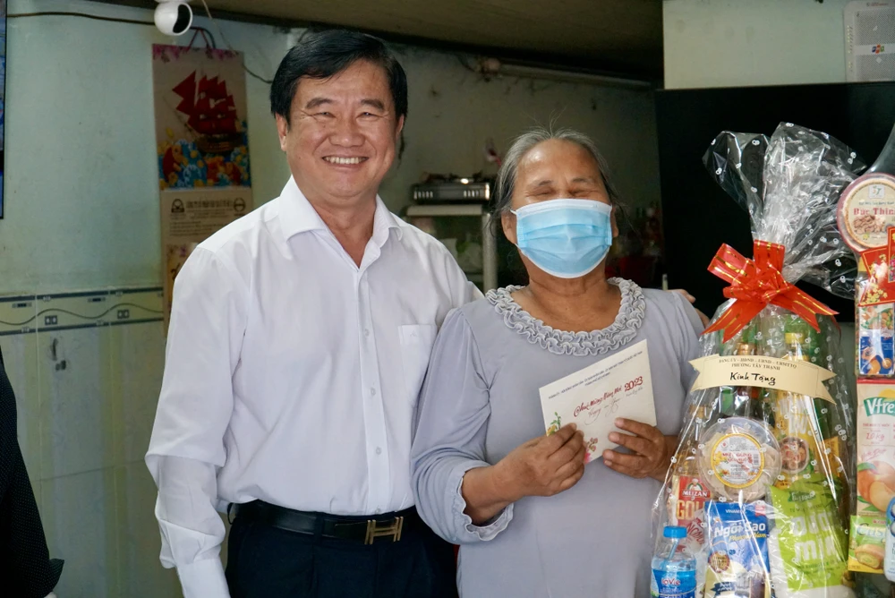 Giám đốc Sở Tư pháp TP.HCM Huỳnh Văn Hạnh cùng đoàn đại biểu đến chúc Tết gia đình bà Bùi Thị Tâm, thuộc diện gia đình chính sách có công. Ảnh: BẢO PHƯƠNG