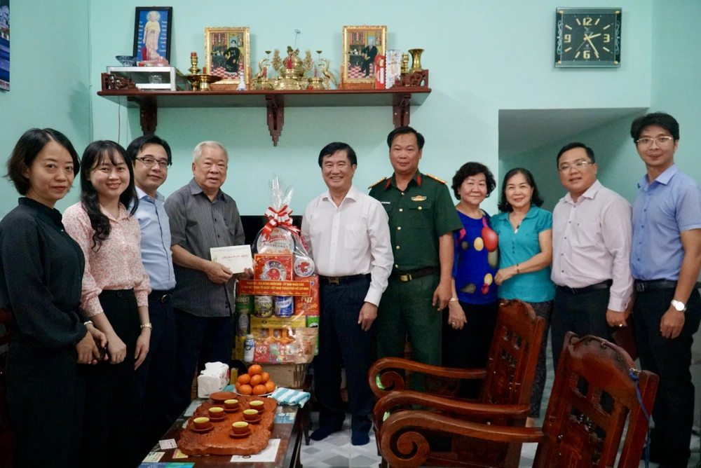 Cùng ngày, đoàn đại biểu UBND TP.HCM đã đến chúc Tết ông Nguyễn Văn Khiển, người có công trong cuộc Tổng tiến công nổi dậy Xuân Mậu Thân 1968. Ảnh: BẢO PHƯƠNG