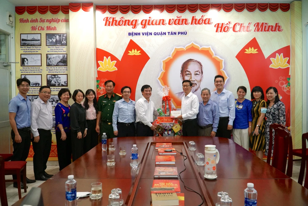 Ông Huỳnh Văn Hạnh cho biết TP.HCM ghi nhận và đánh giá cao các hoạt động của bệnh viện quận Tân Phú (TP.HCM) trong năm qua đồng thời gửi lời chúc sức khỏe đến cán bộ y tế. Ảnh: BẢO PHƯƠNG
