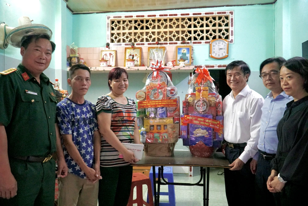 Giám đốc Nguyễn Hữu Hạnh đến thăm, chúc Tết gia đình hộ nghèo bà Huỳnh Ngân Phúc tại quận Tân Phú. Ảnh: BẢO PHƯƠNG