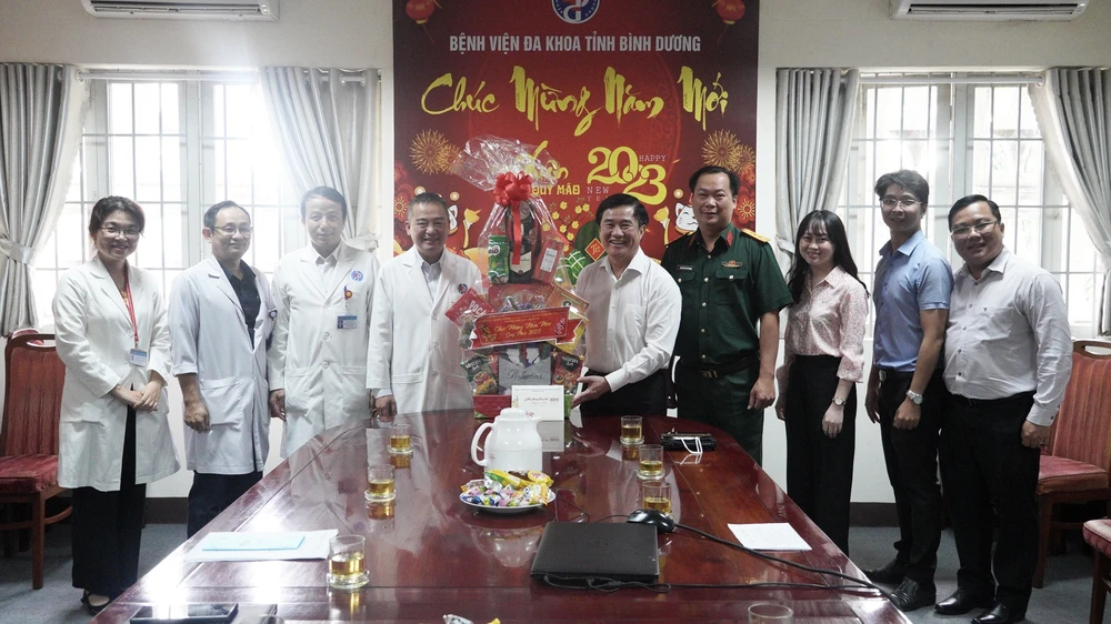 Thay mặt đoàn đại biểu, Giám đốc Sở Tư pháp gửi lời thăm hỏi, lời chúc các y bác sĩ tại bệnh viện Đa khoa tỉnh Bình Dương. Ảnh: HỮU ĐĂNG