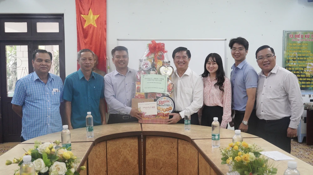 Đoàn đại biểu thăm Làng SOS Trẻ em TP (quận Gò Vấp, TP.HCM). Ảnh: HỮU ĐĂNG