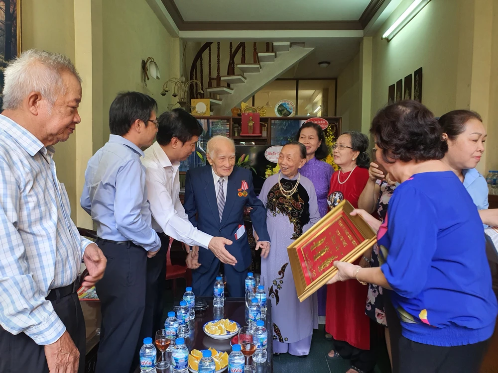 Sau đó, đoàn di chuyển đến nhà bà Nguyễn Thanh Địch, người cao tuổi tròn 100 tuổi để thăm hỏi và chúc Tết. Ảnh: BẢO PHƯƠNG