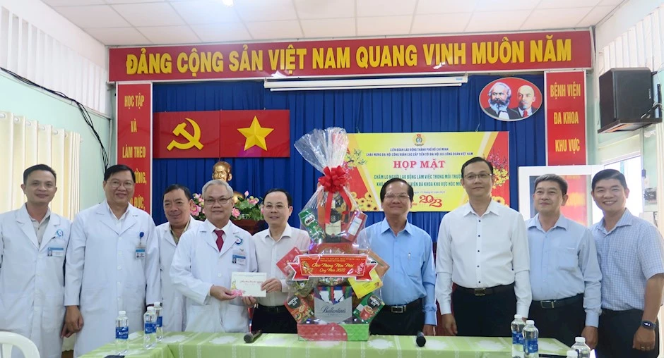 Phó Bí thư Thành ủy TP.HCM Nguyễn Văn Hiếu thăm, tặng quà, chúc Tết tại Bệnh viện đa khoa huyện Hóc Môn. Ảnh: Thanhuytphcm Phó Bí thư Thành ủy TP.HCM Nguyễn Văn Hiếu thăm, tặng quà, chúc Tết tại Bệnh viện đa khoa huyện Hóc Môn. Ảnh: Thanhuytphcm