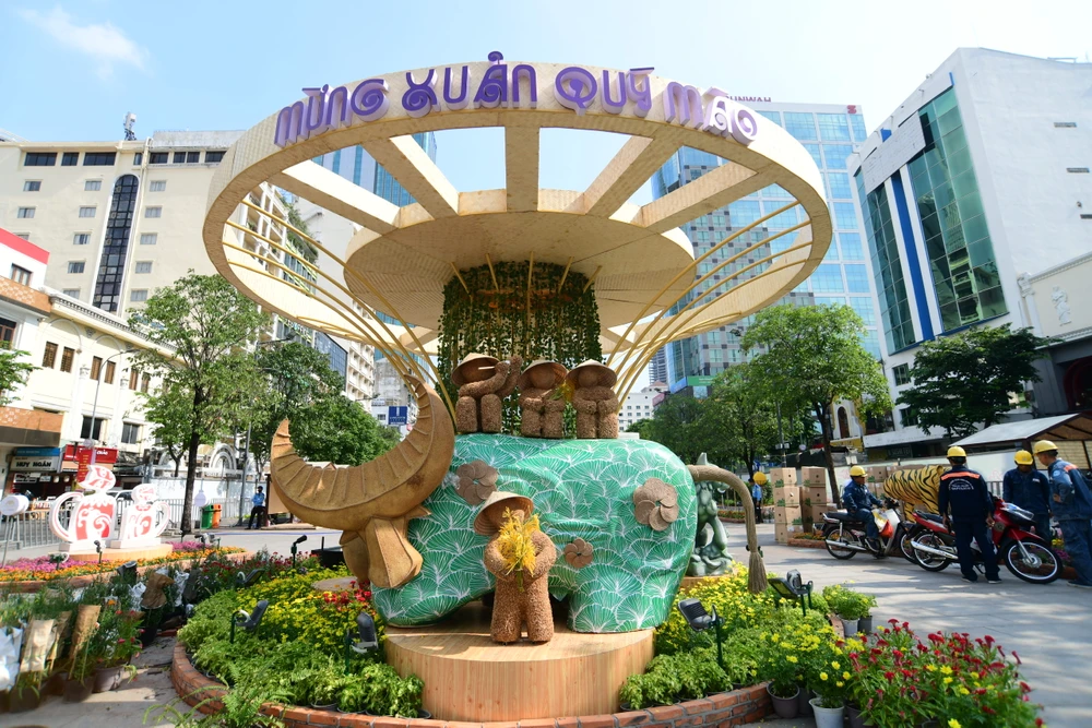 Trên diện tích hơn 240m2, sau lưng cổng chào Đường hoa 2023, khách thưởng ngoạn sẽ có dịp chiêm ngưỡng toàn bộ 20 linh vật đã từng xuất hiện tại vị trí cổng chào Đường hoa trong hai thập kỷ qua. Ảnh: HOÀNG GIANG