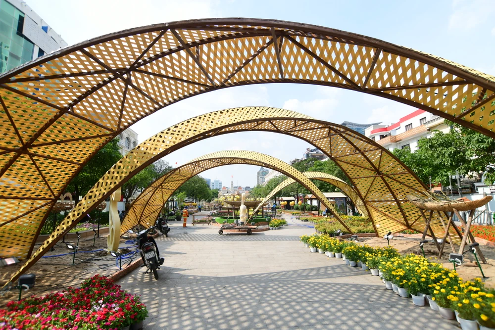 Khu lan với chủ đề "Nhịp sống Sài Gòn" đang được các công nhân thi công, sắp xếp hoa vào vị trí. Ảnh: HOÀNG GIANG