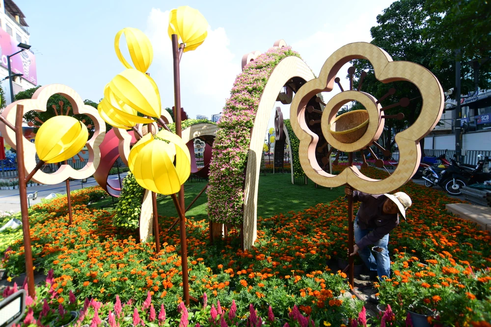 Đường hoa Nguyễn Huệ Tết 2023 sử dụng nhiều chất liệu thân thiện với môi trường và có thể tái sử dụng như kim loại, xốp, mây, tre, nứa, gạch, vải,… cùng khoảng 88 loại hoa, 18 loại lá, hơn 102.000 chậu, giỏ hoa các loại, hơn 300m2 cỏ,... Ảnh: HOÀNG GIANG