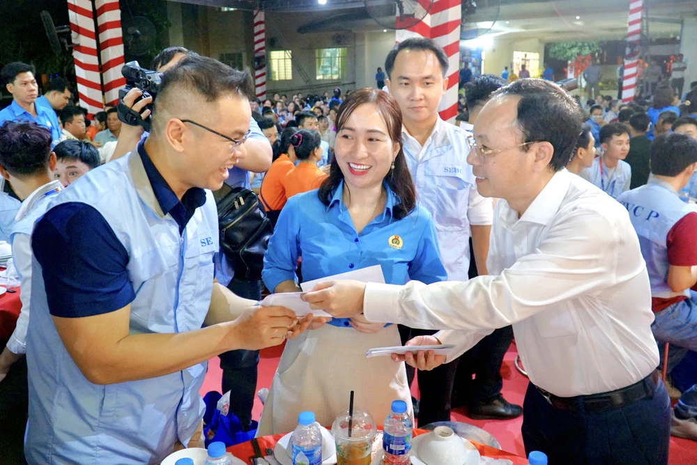 Phó Bí thư Thành ủy TP.HCM Nguyễn Văn Hiếu trao lì xì và gửi lời thăm hỏi đội ngũ đoàn viên, công đoàn viên, người lao động. Ảnh: BẢO PHƯƠNG
