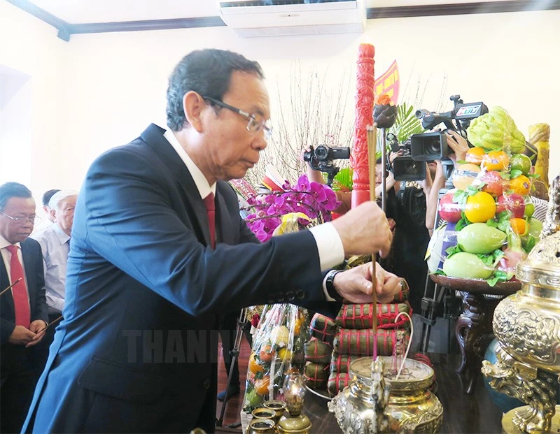Bí thư Thành ủy TP.HCM Nguyễn Văn Nên dâng hương Chủ tịch Hồ Chí Minh tại Bảo tàng Hồ Chí Minh. Ảnh: Thanhuytphcm