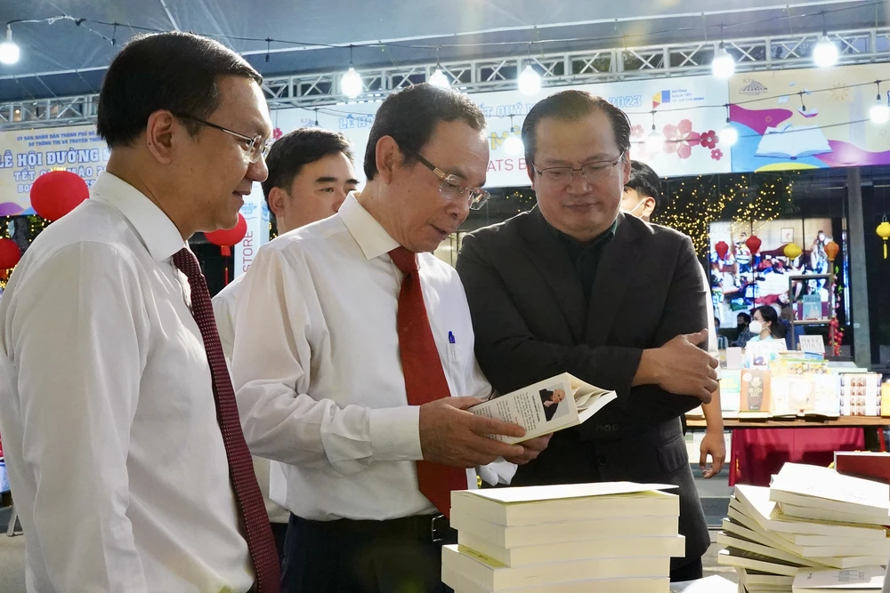 Lãnh đạo TP.HCM tham quan các gian hàng tại lễ hội Đường sách Tết Quý Mão 2023. Ảnh: BẢO PHƯƠNG