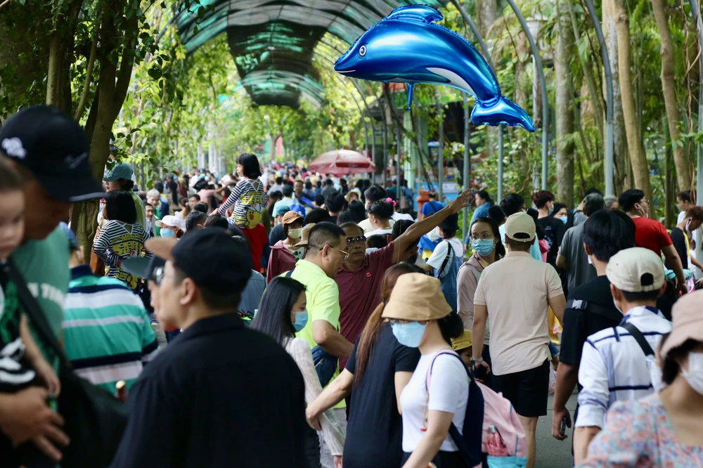 Ghi nhận tại Thảo cầm viên (quận 1 TP.HCM), từ thời điểm gần trưa 23-1 (Mùng 2 Tết), người dân và du khách đã ùn ùn đổ về. Ảnh: BẢO PHƯƠNG