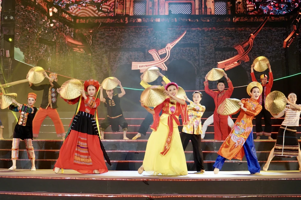 Chương trình được chia làm 3 phần, với nhiều tiết mục được dàn dựng công phu. Ảnh: PHƯƠNG ĐẶNG