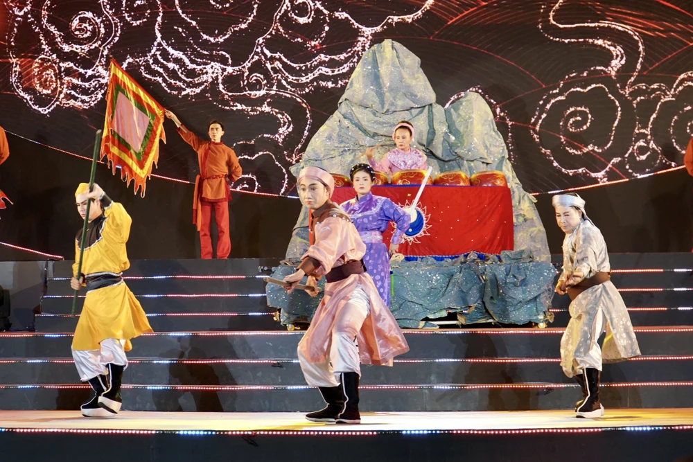 Tiết mục ca cảnh “Tây Sơn tụ nghĩa”. Ảnh: PHƯƠNG ĐẶNG