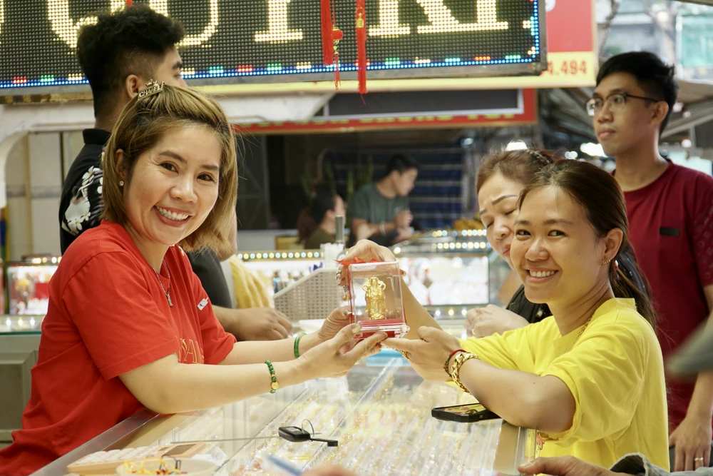 "Giá vàng năm nay ổn định so hơn với năm ngoái, dù mới sáng sớm nhưng khách đến mua đông và thường chọn mặt hàng như nhẫn kim tiền, vòng tỳ hưu, nhẫn trơn 24K,... tùy khả năng mà khách hàng sẽ chọn những mặt hàng có giá tiền khác nhau"- anh Nguyễn Anh Vũ, chủ cửa hàng Kim Dung cho biết. Ảnh: PHƯƠNG ĐẶNG