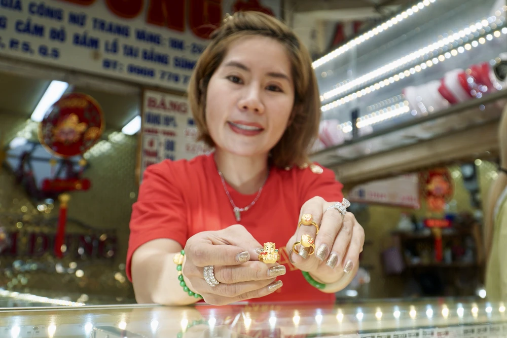 Sản phẩm vàng hình mèo Thần Tài được nhiều khách lựa chọn cho năm Quý Mão. Ảnh: PHƯƠNG ĐẶNG