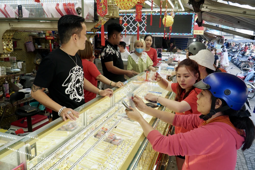 Tại tiệm vàng Kim Dung (quận 5, TP.HCM), nhiều người cũng tranh thủ đến mua sớm để kịp giờ đi làm. Ảnh: PHƯƠNG ĐẶNG