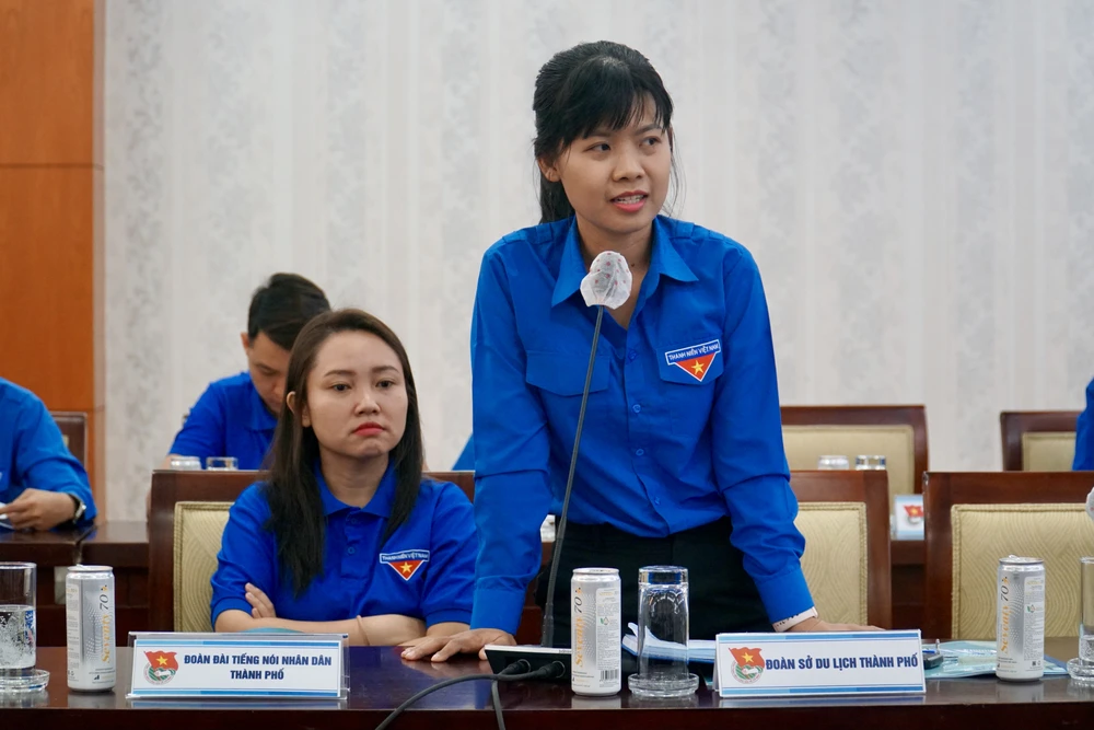 Đại diện Đoàn Sở Du lịch TP nêu ý kiến tại hội nghị. Ảnh: VĂN THUẬN