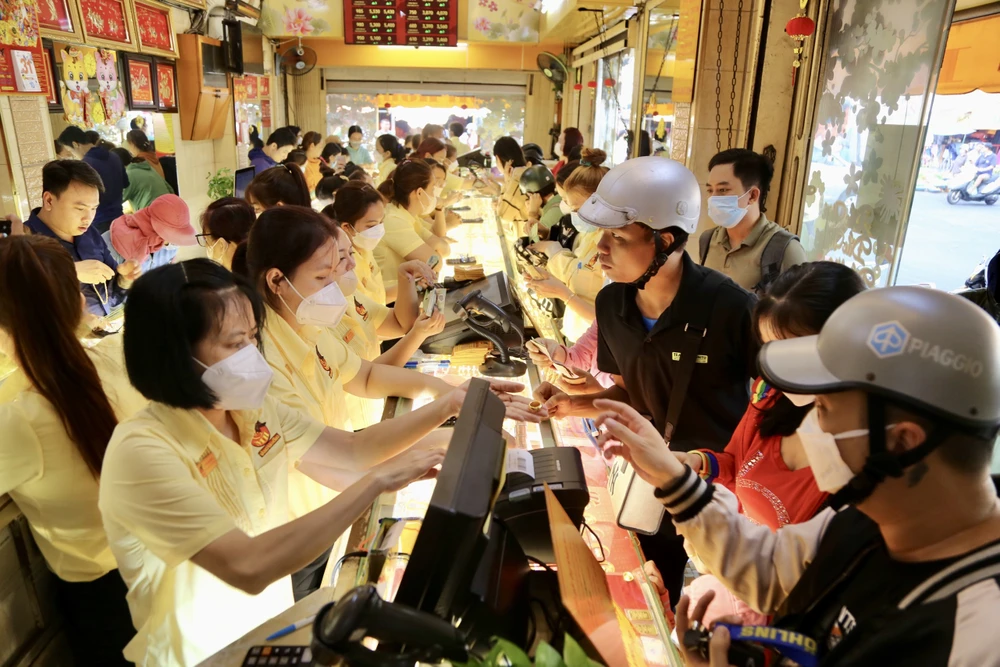 Ghi nhận lúc 8 giờ, lượng người đi mua vàng vía Thần Tài ở các tiệm vàng ngày một tăng cao. Tại tiệm vàng Mi Hồng (quận Bình Thạnh, TP.HCM), nhiều người tranh thủ đến sớm để tránh cảnh chen chúc vào giờ cao điểm. Ảnh: HOÀNG GIANG