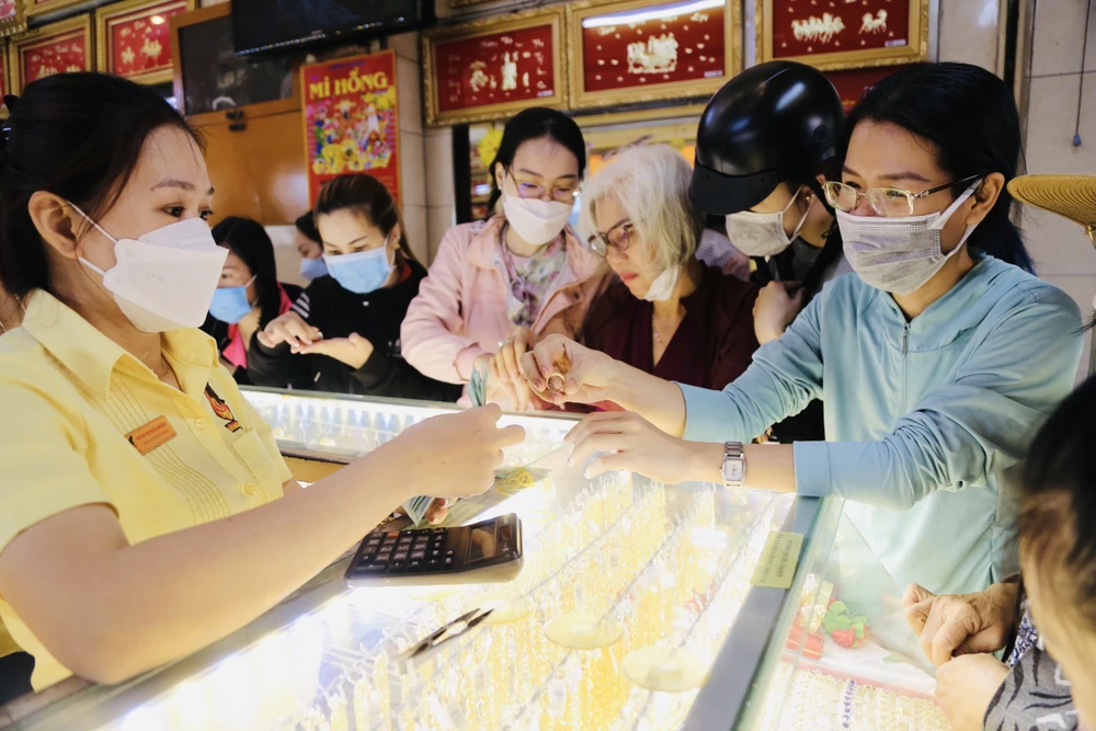 Theo người bán, năm 2023 các mặt hàng bao lì xì mèo may mắn, nhẫn trơn từ 0,5 - 2 chỉ được nhiều người dân yêu thích và lựa chọn. Bởi loại này dễ khi mua, thuận tiện khi bán và có thể bảo toàn giá trị, không bị lỗ về sau. Ảnh: HOÀNG GIANG