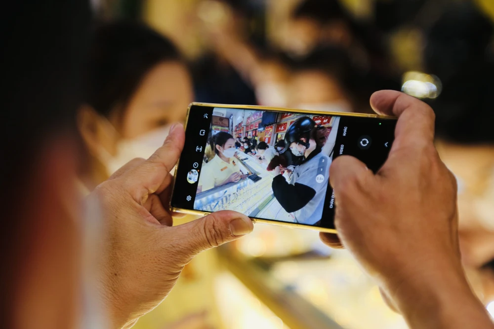 Sáng nay, đúng ngày vía Thần Tài, giá vàng trên toàn thị trường đồng loạt tăng trở lại. Giá vàng miếng SJC tại đây neo ở mức 66,4 triệu đồng/lượng (mua vào) và 67,8 triệu đồng/lượng (bán ra). Ảnh: HOÀNG GIANG