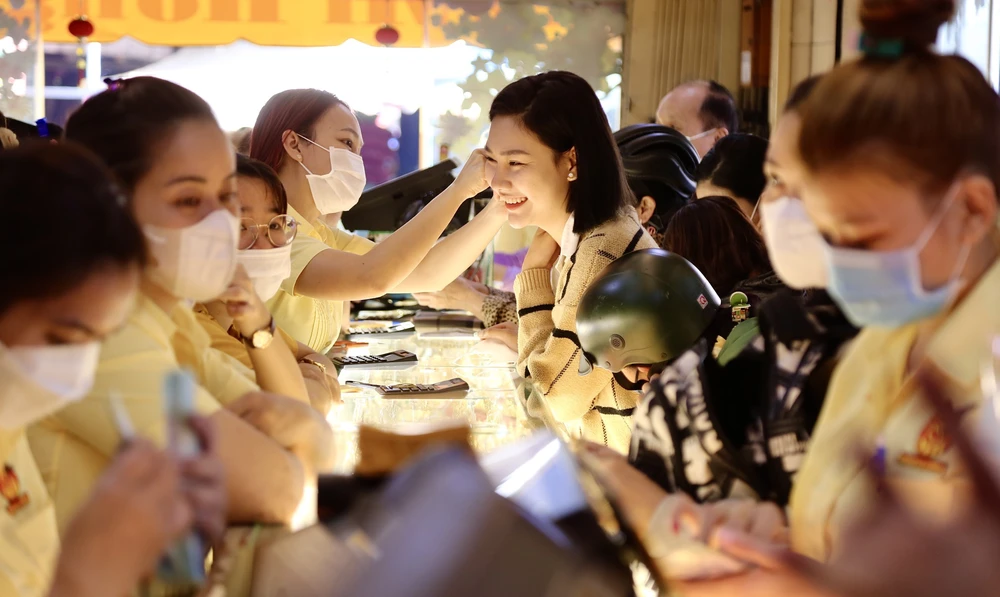 Chị Lê Thị Thanh Ngân (ngụ quận 5, TP.HCM) chia sẻ, năm nào vào ngày Vía Thần tài chị cũng dậy từ sớm để đến cửa hàng vàng mua lấy may cho cả năm. "Thường ngày vía Thần Tài người dân đi mua rất đông nên tôi tranh thủ đi sớm để tránh cảnh chen chúc, vì mua vàng lấy lộc nên tôi không quan tâm nhiều đến giá cả"- chị Ngân cho biết. Ảnh: HOÀNG GIANG