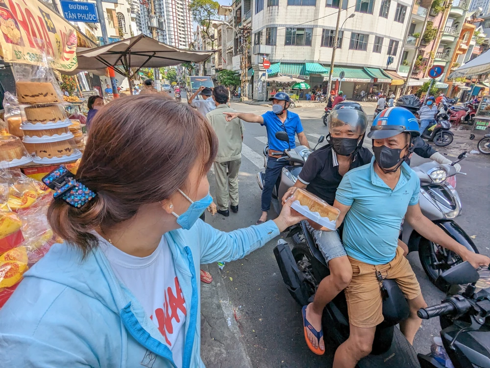 Bà Tiểu Muội (tiểu thương chợ Thiếc, TP.HCM) cho biết: “Trong ngày hôm nay, lượng khách tăng khoảng 70% so với ngày thường. Trung bình trong 2 ngày qua tôi đã bán được gần 1000 cái bánh và dự kiến sẽ còn tăng nữa". Ảnh: VĂN THUẬN