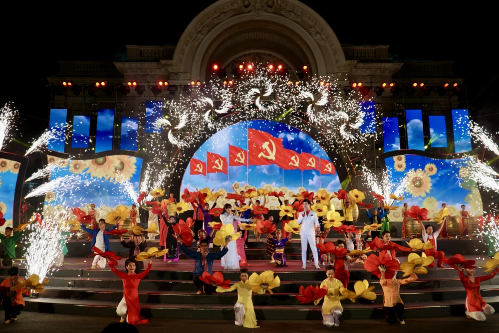 Tối 3-2, TP.HCM đã tổ chức chương trình nghệ thuật đặc biệt “Tự hào Đảng quang vinh”, kỷ niệm 93 năm Ngày thành lập Đảng Cộng sản Việt Nam (3-2-1930 – 3-2-2023). Khai mạc chương trình là tiết mục "Tự hào Đảng quang vinh" của nhạc sĩ Lê Khánh Trường và sự thể hiện của ca sĩ Đào Mác, Duyên Huyền. Ảnh: BẢO PHƯƠNG