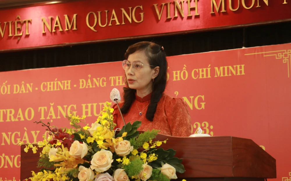 Phó Bí thư Thường trực Đảng ủy Khối Dân - Chính - Đảng TP.HCM Nguyễn Thị Kim Dung phát biểu tại buổi lễ. Ảnh: VÕ THƠ