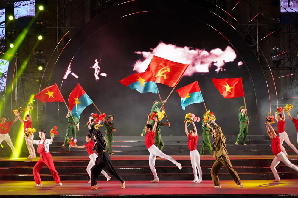 Chương trình nghệ thuật đặc biệt “Tự hào Đảng quang vinh” gồm 3 phần là Bản hùng ca thời đại, Sắt son một niềm tin ơn Đảng, Mùa xuân trên thành phố mang tên Người. Ảnh: BẢO PHƯƠNG