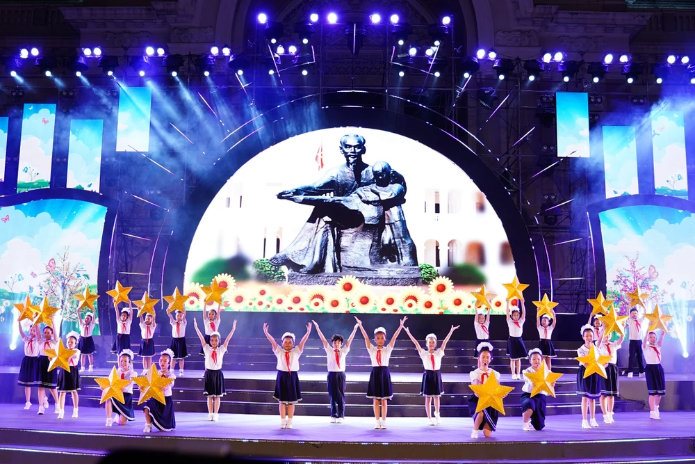 Chương trình đã phác họa lại sự kiện Ngày thành lập Đảng Cộng sản Việt Nam cách đây 93 năm, sự kiện lịch sử trọng đại của cách mạng Việt Nam, đánh dấu cột mốc chói lọi trên con đường phát triển của dân tộc. Ảnh: BẢO PHƯƠNG