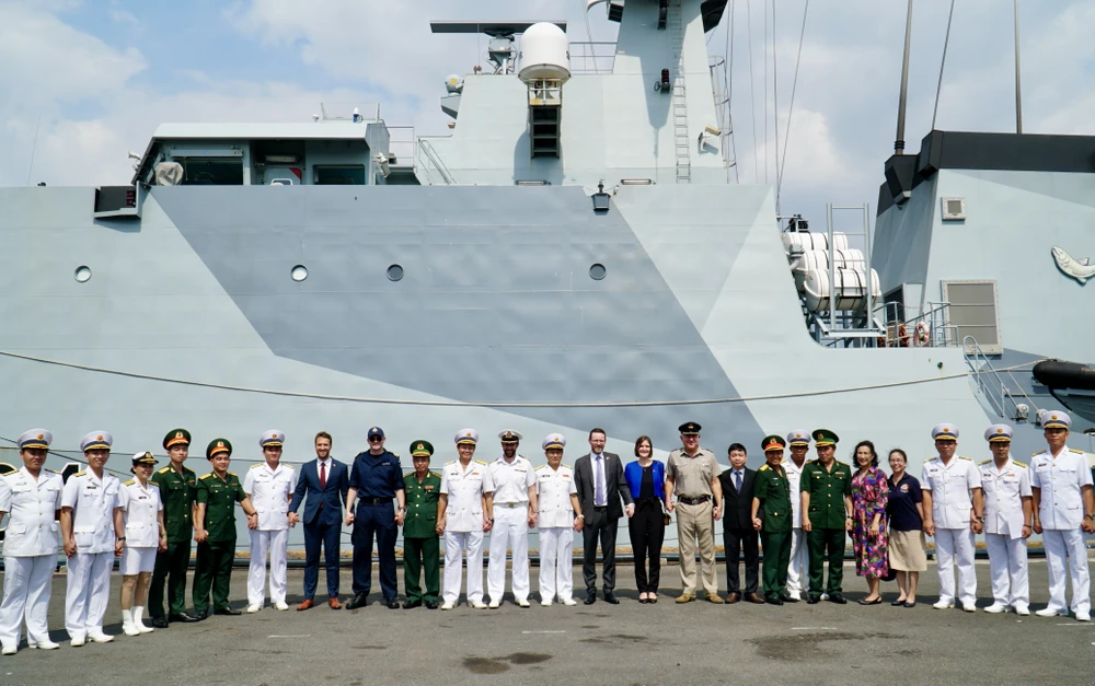 Phái đoàn Anh và Việt Nam chụp ảnh lưu niệm trước tàu HMS Spey. Ảnh: BẢO PHƯƠNG