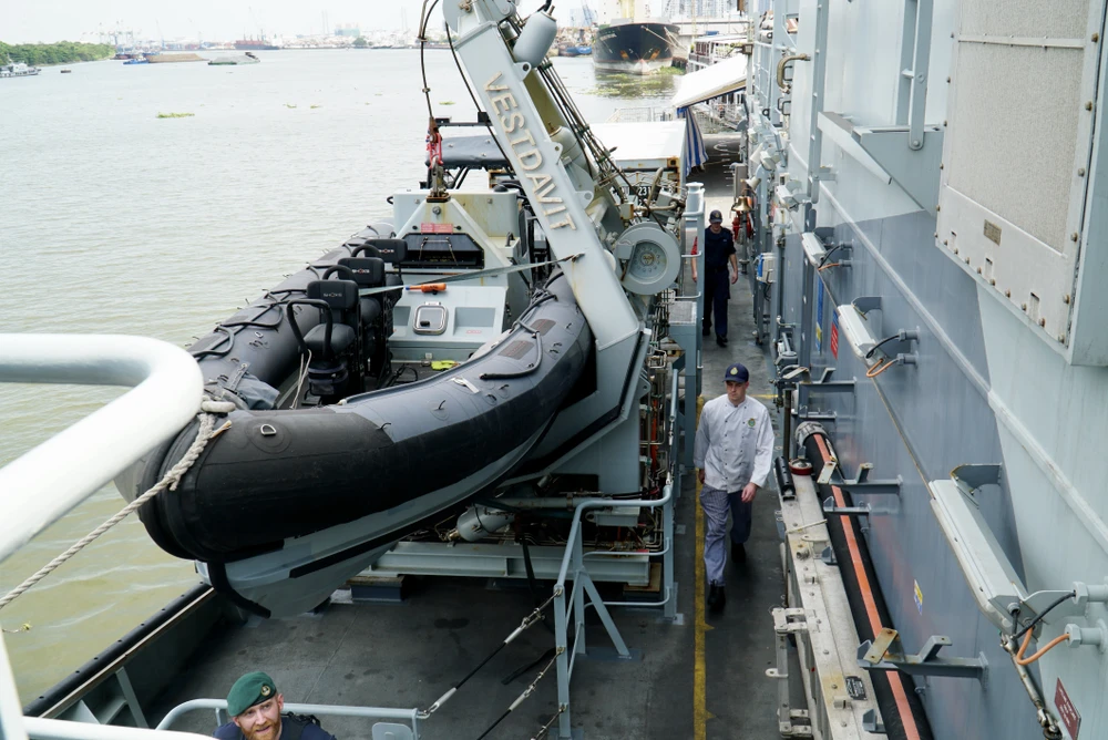 Tàu HMS Spey có tầm hoạt động hơn 5.000 hải lý và sàn đáp 20 m phục vụ hạ cánh và tiếp nhiên liệu có kích thước bằng một chiếc trực thăng Merlin. HMS Spey có thêm những khu nghỉ nhằm hỗ trợ một lực lượng quân sự trên tàu và lên bờ, được hỗ trợ bởi việc sử dụng hai chiếc thuyền đi biển phản lực nước. Ảnh: BẢO PHƯƠNG