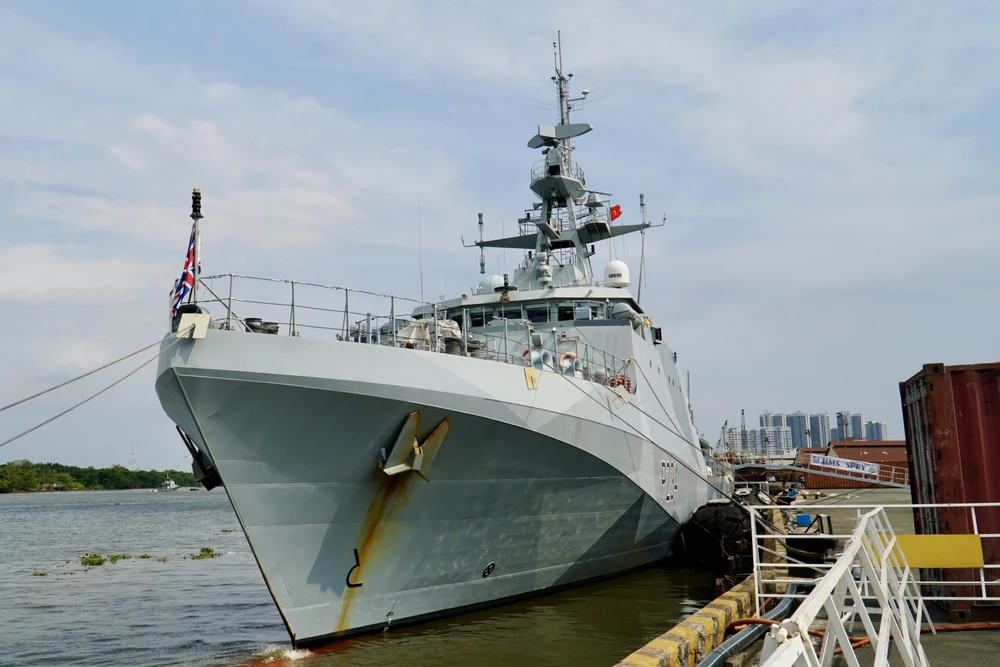Tàu HMS Spey, do Trung tá Michael Proudman chỉ huy cập cảng bến Nhà Rồng chiều 7-2. Ảnh: BẢO PHƯƠNG