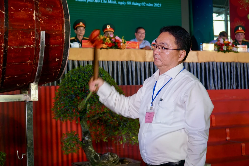 Ông Nguyễn Trần Bình, quyền Chủ tịch quận 11, đánh trống khai mạc. Ảnh: BẢO PHƯƠNG Ông Nguyễn Trần Bình, quyền Chủ tịch quận 11, đánh trống khai mạc. Ảnh: BẢO PHƯƠNG