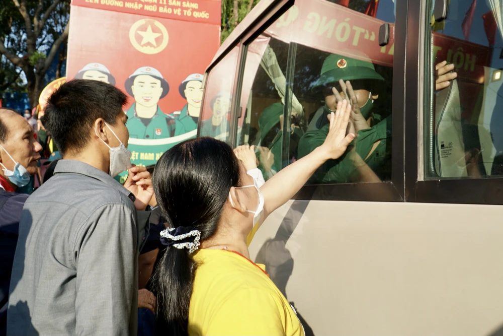 Nhiều phụ huy bày tỏ mong môi trường quân ngũ sẽ rèn luyện con trưởng thành. Ảnh: BẢO PHƯƠNG Nhiều phụ huy bày tỏ mong môi trường quân ngũ sẽ rèn luyện con trưởng thành. Ảnh: BẢO PHƯƠNG