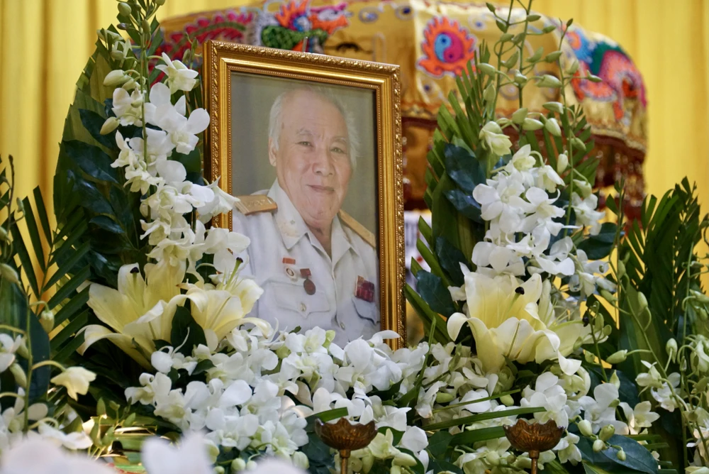 Sáng 10-2, tại tư gia của Đại tá Bùi Văn Tùng, Bí thư Thành ủy TP.HCM Nguyễn Văn Nên, Chủ tịch UBND TP.HCM Phan Văn Mãi, Trưởng ban Tuyên giáo Thành ủy TP.HCM Phan Nguyễn Như Khuê cùng đoàn đại biểu lãnh đạo TP.HCM đã đến viếng và gửi lời chia buồn sâu sắc cùng gia quyến. Ảnh: BẢO PHƯƠNG