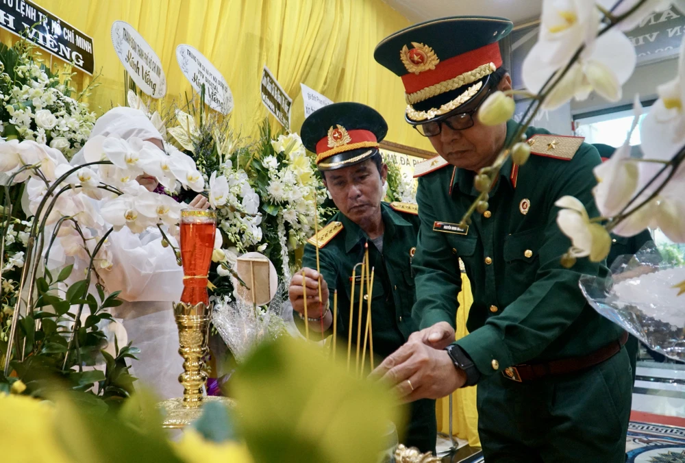 Trước đó, ngay từ sớm đã có rất đông các chiến sĩ, cán bộ quân đội, đại diện các cơ quan ban ngành, người dân đến viếng, gửi vòng hoa chia buồn cùng gia đình Đại tá Bùi Văn Tùng. Khi nhắc về người chiến sĩ cách mạng chân chất, thật thà ấy, nhiều người không cầm được nước mắt. Ảnh: BẢO PHƯƠNG