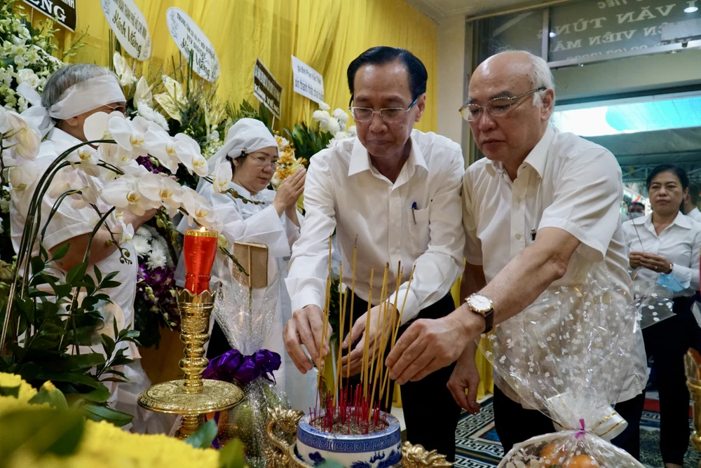 Trưởng ban Tuyên giáo Thành ủy TP.HCM Phan Nguyễn Như Khuê thắp hương cho Đại tá Bùi Văn Tùng. Ảnh: BẢO PHƯƠNG