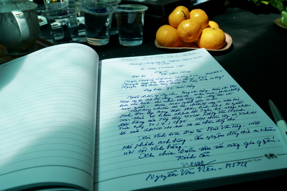 Một trong nhiều cán bộ, chiến sĩ có mặt tại Dinh Độc lập trong thời khắc lịch sử, là người soạn thảo và hoàn chỉnh lời tuyên bố chấp nhận đầu hàng của Tổng thống VNCH Dương Văn Minh trưa ngày 30-4-1975. Một chiến công và vinh dự lớn của QĐND Việt Nam anh hùng và cá nhân đồng chí.Xin vĩnh biệt Đại tá Bùi Văn Tùng - một khí phách anh hùng. Cầu nguyện đồng chí an nhiên nơi cõi vĩnh hằng”. Ảnh: BẢO PHƯƠNG