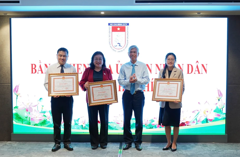 Dịp này, UBND thành phố đã tặng Bằng khen cho một số tập thể, cá nhân của Liên hiệp các tổ chức hữu nghị thành phố có thành tích xuất sắc trong công tác đối ngoại nhân dân năm 2022. Ảnh: BẢO PHƯƠNG