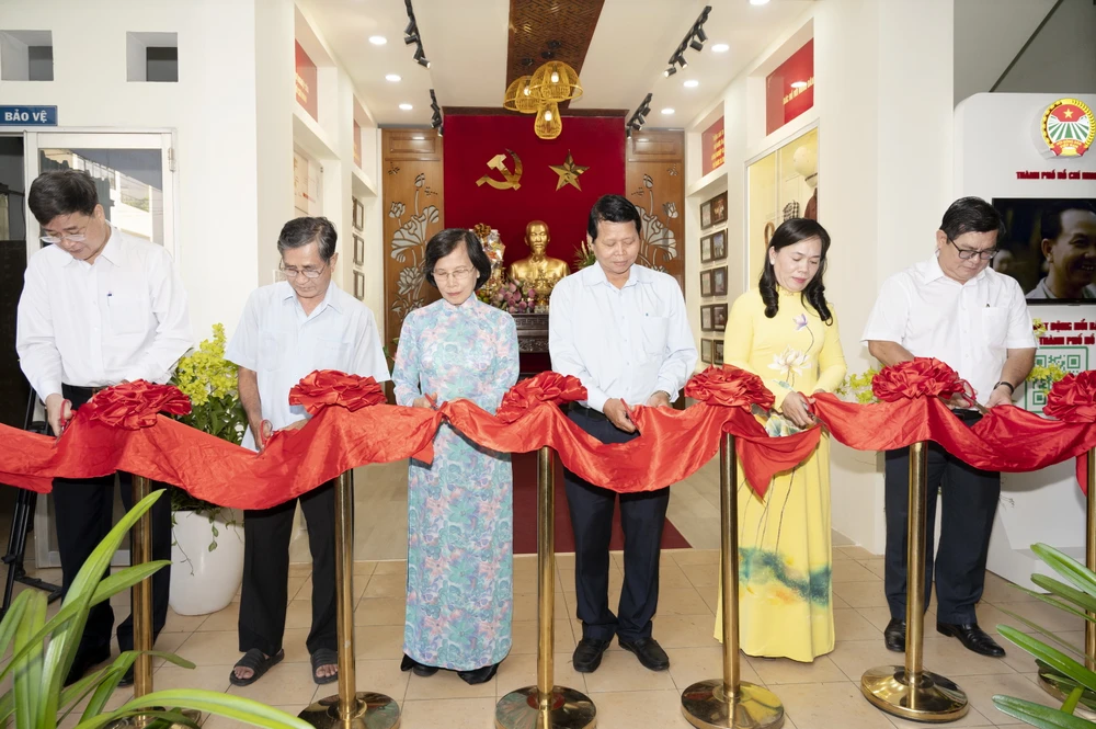 Các đại biểu thực hiện nghi thức khánh thành. Ảnh: QUỐC THANH