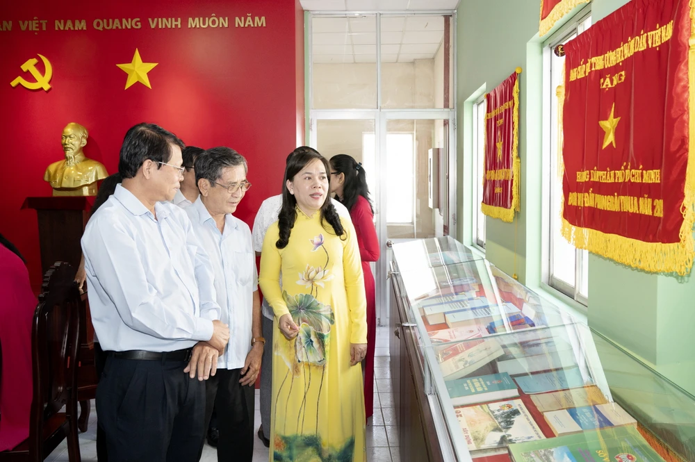 Các đại biểu tham quan Không gian văn hóa Hồ Chí Minh - “Bác Hồ với nông dân” và Phòng truyền thống Hội Nông dân TP. Ảnh: QUỐC THANH