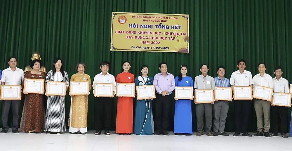 Các cá nhân tiêu biểu trong công tác khuyến học trên địa bàn huyện Củ Chi nhận bằng khen của Hội khuyến học huyện Củ Chi. Ảnh: Q.S